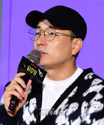 [포토] 이병헌 감독, 계속 보게되는 ‘닭강정’