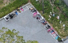 주차빌런 창피하게 만든 사진…자로 잰듯 정확, 어린이집 ‘배려 주차’