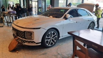용인 스타벅스 매장으로 승용차 돌진…3명 중상·5명 경상