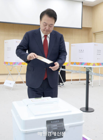 [포토] 사전투표하는 윤 대통령