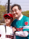 벚꽃길따라 유세한 조국, 반도체벨트 올인 이준석
