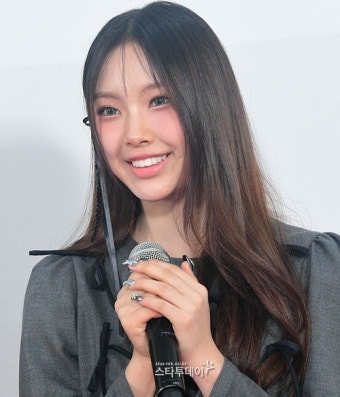 뉴진스 혜인, 발등 미세골절 부상...활동 잠정 중단 [공식]