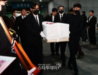 故박보람, 오늘(17일) 발인 엄수…허각·로이킴 눈물 속 영면 [종합]