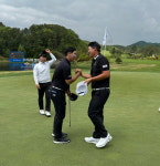 어프로치 땐, 찍어치지 말고 얇게 떠내야