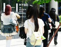 [포토] 하이브 찾은 관광객들