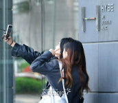 [포토] 하이브 찾은 관광객