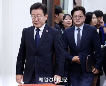 [포토] 최고위원회의에 입장하는 이재명 대표