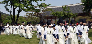 [포토] 궁중새내기, 설레는 산책