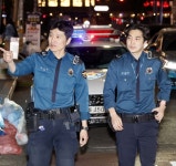 “식당 쓰레기통 뒤지니 주사기·약물”...신고건수 전국 1위 홍대의 불타는 밤