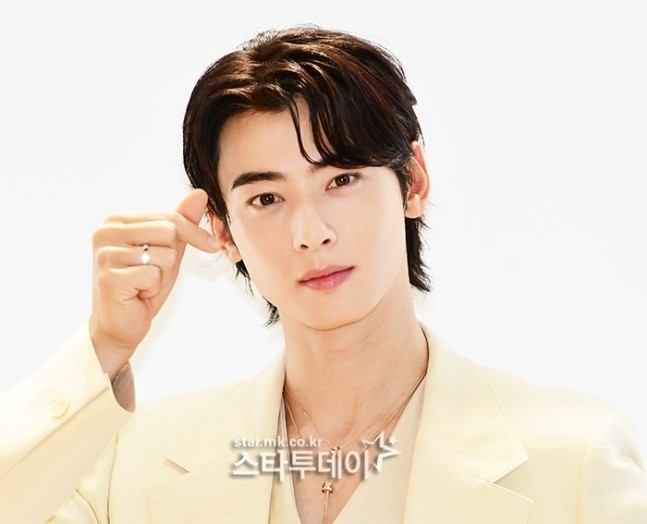 마동석-변우석, 화기애애한 크리스마스 트리 앞 포즈에 눈길