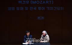[포토] 모차르트 연주 선보이는 백건우