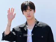 [포토]아스트로 산하, 훈훈한 손인사