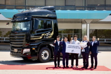 타타대우 30주년 기념 ‘맥쎈 스페셜 에디션’ 1호차 주인공 탄생