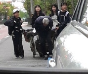 넘어진 폐지수집 노인에 달려가 도운 안산 관산초 여학생들