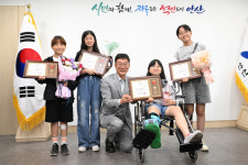 넘어진 폐지수집 노인에 달려가 도운 안산 관산초 여학생들