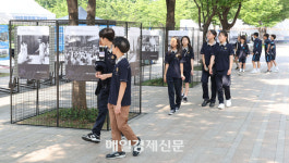 [포토] 6.10 민주항쟁 사진전  관람하는 충암 중학교 인권 동아리 학생들