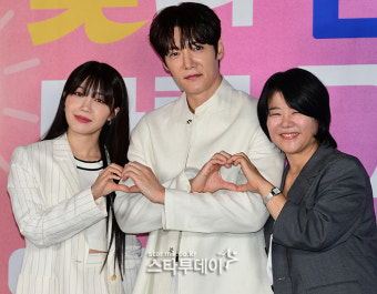 [포토] 이정은·최진혁·정은지, 크로스 하트로 나란히