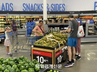 “마트 갔더니 가격이 10초만에 바뀐다고?”...종이가격표 떼고 ‘이것’ 부착한 월마트