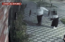 식당 창문에 ‘짱돌 테러’ 주폭…“피해보상 없인 합의도 없다” 하자, 되레 큰 소리