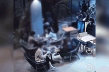 [영상] 강남 카페 ‘묻지마 빵싸대기 테러’...더 황당한 경찰 “안다쳤으니 그냥 가라”