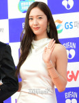 [포토] 수정에 빠지다