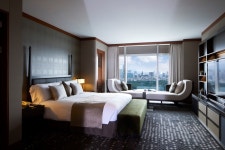 특급호텔 TV·냉장고 등 30억원 상당 물품, 저소득층에 기증