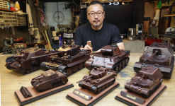 가죽으로 한땀한땀...명품가방 아니라 ‘명품탱크’가 나왔다 [퇴근 후 방구석 공방]