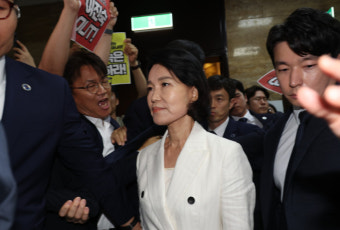 “사퇴하라” “후보자 겁박”…‘이진숙 청문회’ 시작 전부터 여야 기싸움