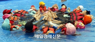 [포토] 송파안전체험교육관에서 생존수영 배우는 어린이들