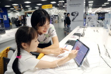 장보러 갔다가 태블릿PC도 쓱… 이마트, IT기기 성지로