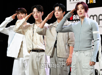 [포토] 방용국&정대현&유영재&문종업, 경례 포즈로