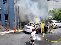 부산 동래구 교회앞 주차된 승용차서 갑자기 화재