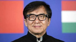 칠순의 홍콩 배우 성룡 佛 패럴림픽 성화 봉송