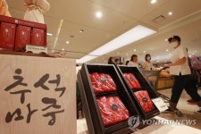“200만원 한우세트 부족할지도 몰라요”…비싸야 더 잘팔리는 백화점, 추석선물 불티
