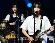 이알그룹유통 주식회사 | [포토] 큐더블유이알, 밴드만의 매력