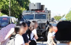 “범인 아직 못 잡았죠? 전철 타야 하는데”…경찰 120명·장갑차 투입한 야탑역