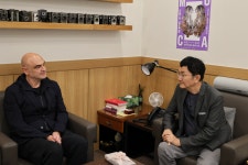 “이게 그 유명한 작품이야?”...뱅크시 ‘훼손된 전화박스’ 세계 첫 전시
