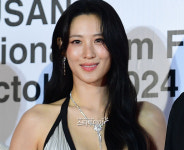 주얼리만 2.7억...수현, 파격 드레스로 부산영화제 접수