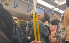 “차라리 모텔가라”…남친 귀깨물고 키스강요, 지하철 애정행각女 ‘논란’