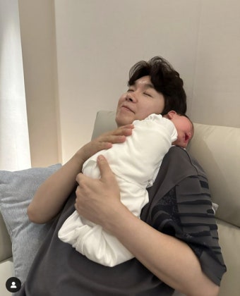 박수홍, 붕어빵 딸 안고 행복 미소...‘딸 바보’ 다 됐네