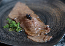 [송경은 기자의 미식미담(美食美談)] 우멤버 | 스시와 함께 즐기는 한우 오마카세