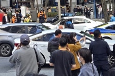 이번엔 강남역 인근서 기겁할 뻔…무면허 20대女 몰던 車, 7대 들이받아