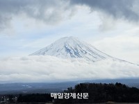 日 후지산 첫눈, 130년 만에 가장 늦어