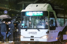 미화원·경비원 싣고…새벽 자율주행 버스 첫출발