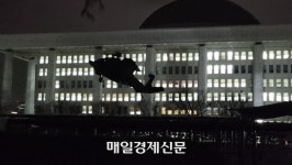 [속보] 국회 정문서 “계엄 철폐” 구호…군부대 버스 앞 주저앉은 시민들