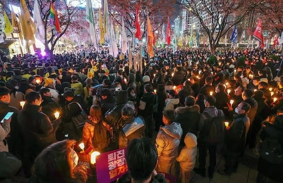 한남동 대통령 관저 인근 윤석열 대통령 탄핵 반대 집회 계속…열정적 대립과 힘결합(Command 계속)