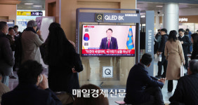 [포토] 대통령 담화 지켜보는 시민들