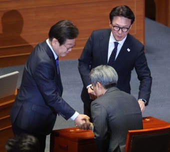 [포토] 탄핵 표결 참여하는 이재명 대표