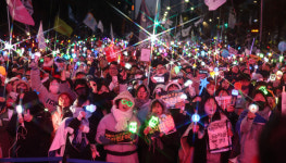 외신도 주목한 ‘K-팝 응원봉’ 시위…“콘서트 같다, 새 시위 문화”