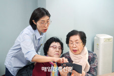 “보이스피싱 안 뜯기려면 이놈부터 배워야지”…스마트폰 열공하는 6070 세대